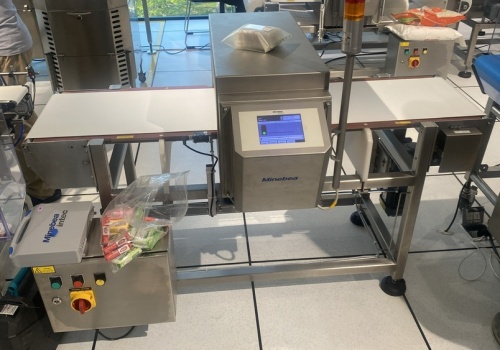 Hoạt động thực tế của máy dò kim loại Minebea Intec trên dây chuyền sản xuất